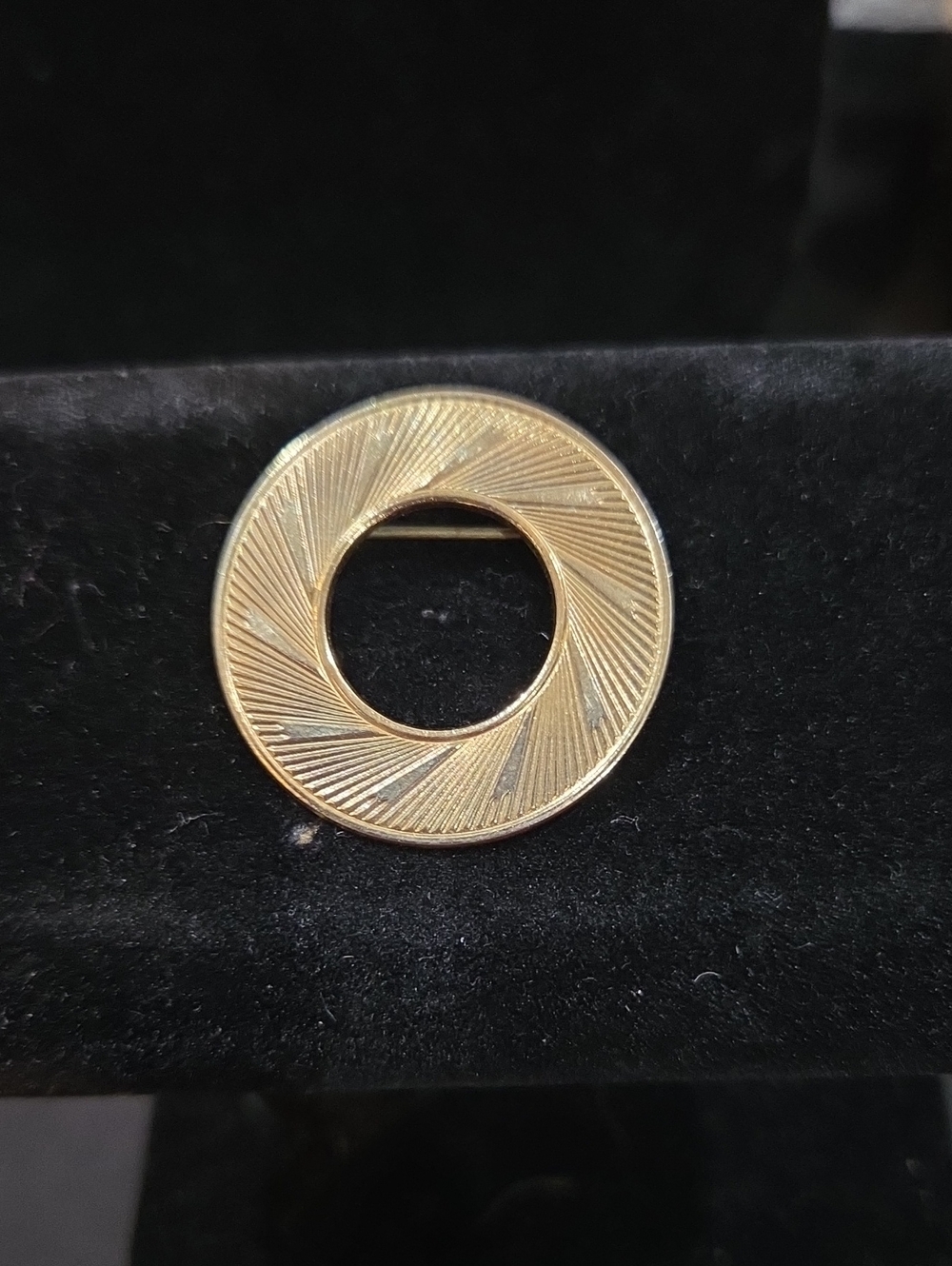 GOLDTONE BROOCH